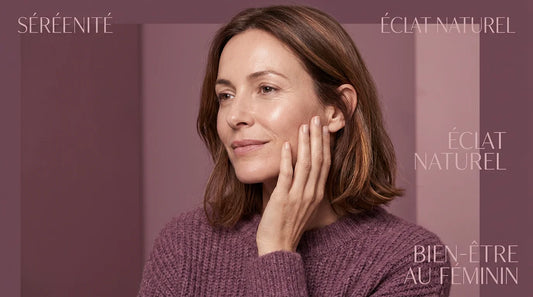 Femme mature touchant délicatement son visage à la peau lumineuse, ambiance beauté éditoriale