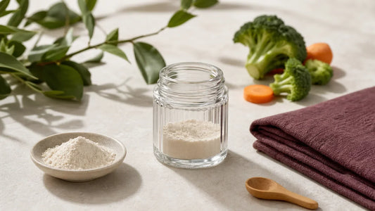 Nutricosmétique définition, poudres et plantes présentées dans une nature morte éditoriale