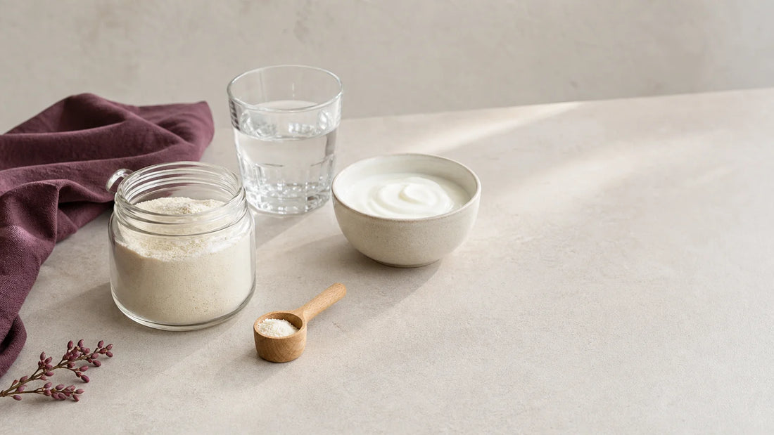 Poudre végétale, cuillère doseuse et boisson pour une routine quotidienne